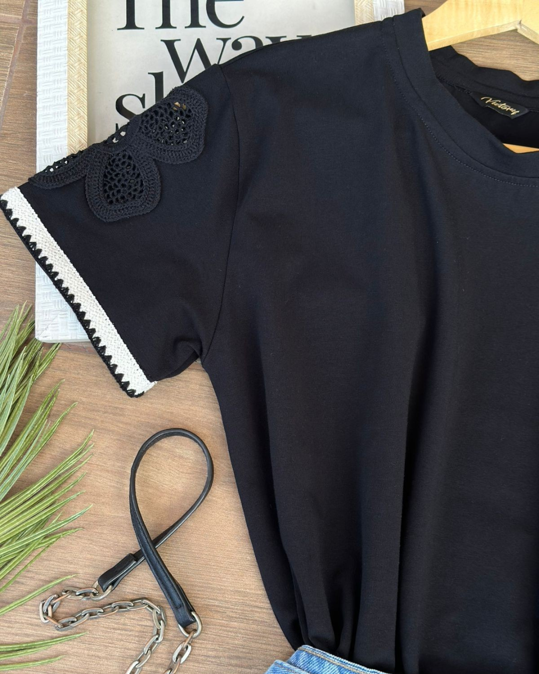 BLUSA CON FLOR BORDADA