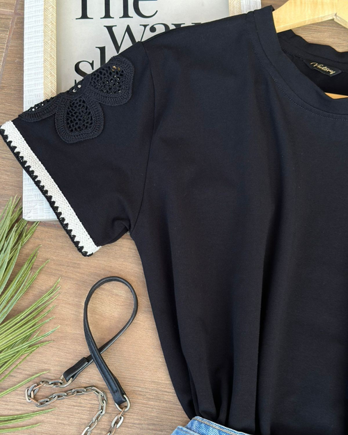 BLUSA CON FLOR BORDADA