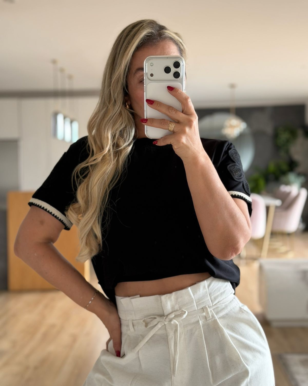 BLUSA CON FLOR BORDADA
